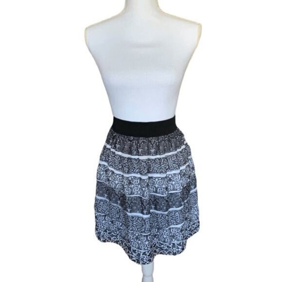 White House Black Market Dresses & Skirts - White House Black Market Skirt Size XXS Tiered Ruffle Black White Elastic Waist